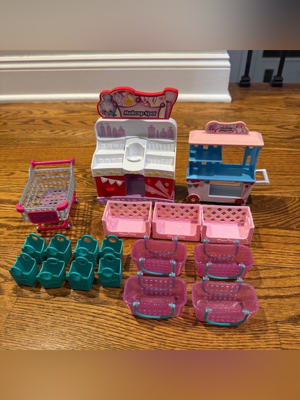 Shopkins baskets, accessories, playsets - makeup spot & donatina’s donut delight